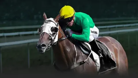 于婧萱在亚冬会女子滑雪登山短距离赛夺银牌